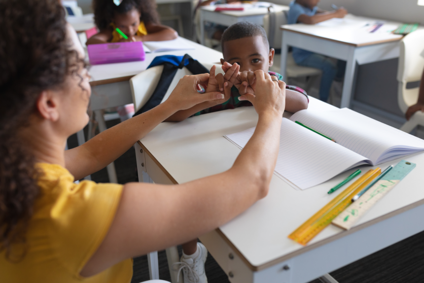 Pós-Graduação em Ensino e Interpretação em Língua Brasileira de Sinais (LIBRAS): Formação para Ensinar e Interpretar LIBRAS de Forma Eficaz e Inclusiva