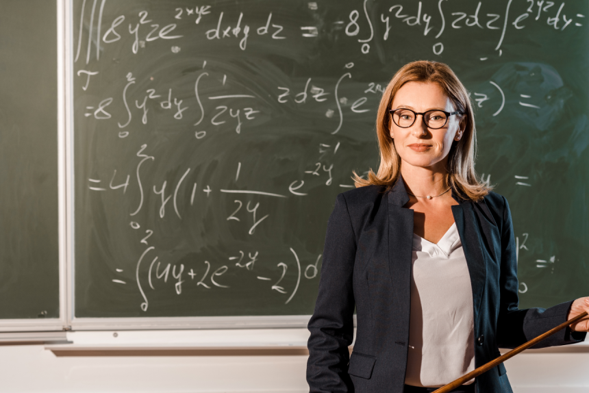 Curso de Extensão em Equacoes Diferenciais: Aprofundamento Teórico e Prático
